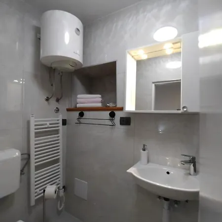 Апартаменти & No1 *